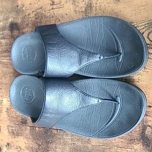 Black leather Fitflop sandals, women’s size 7